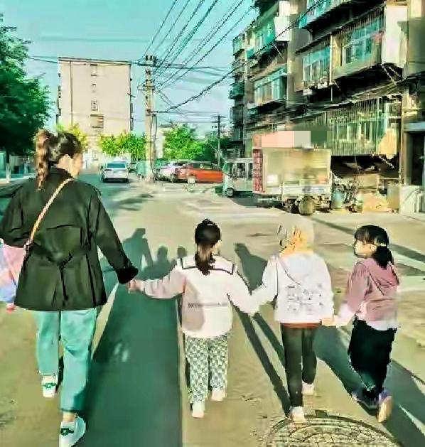 大家为什么这么吃“带4娃还自信”这一套？
因为我们对单亲妈妈的想象，一直是“惨”