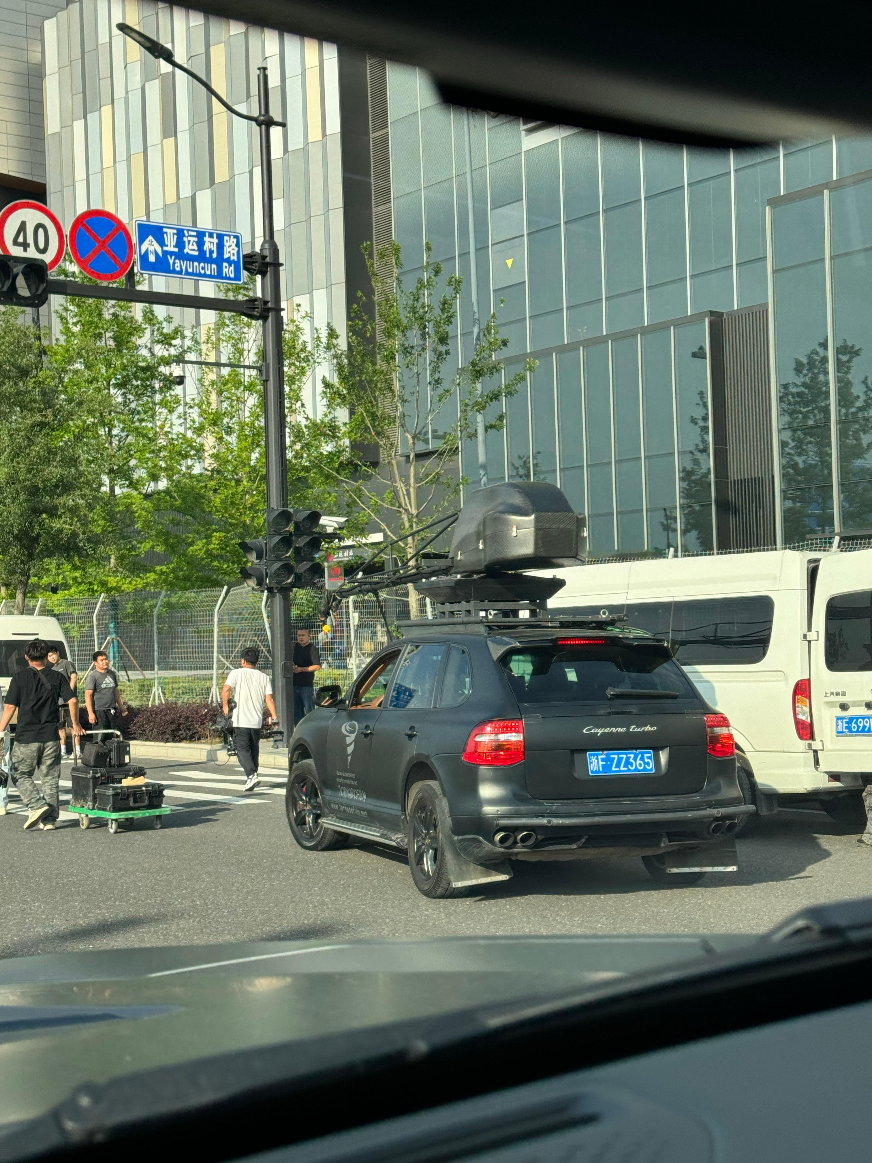 杭州就是很神奇的地方，今天回公司路上 遇见了影视飓风的拍摄组 不愧是B站1000