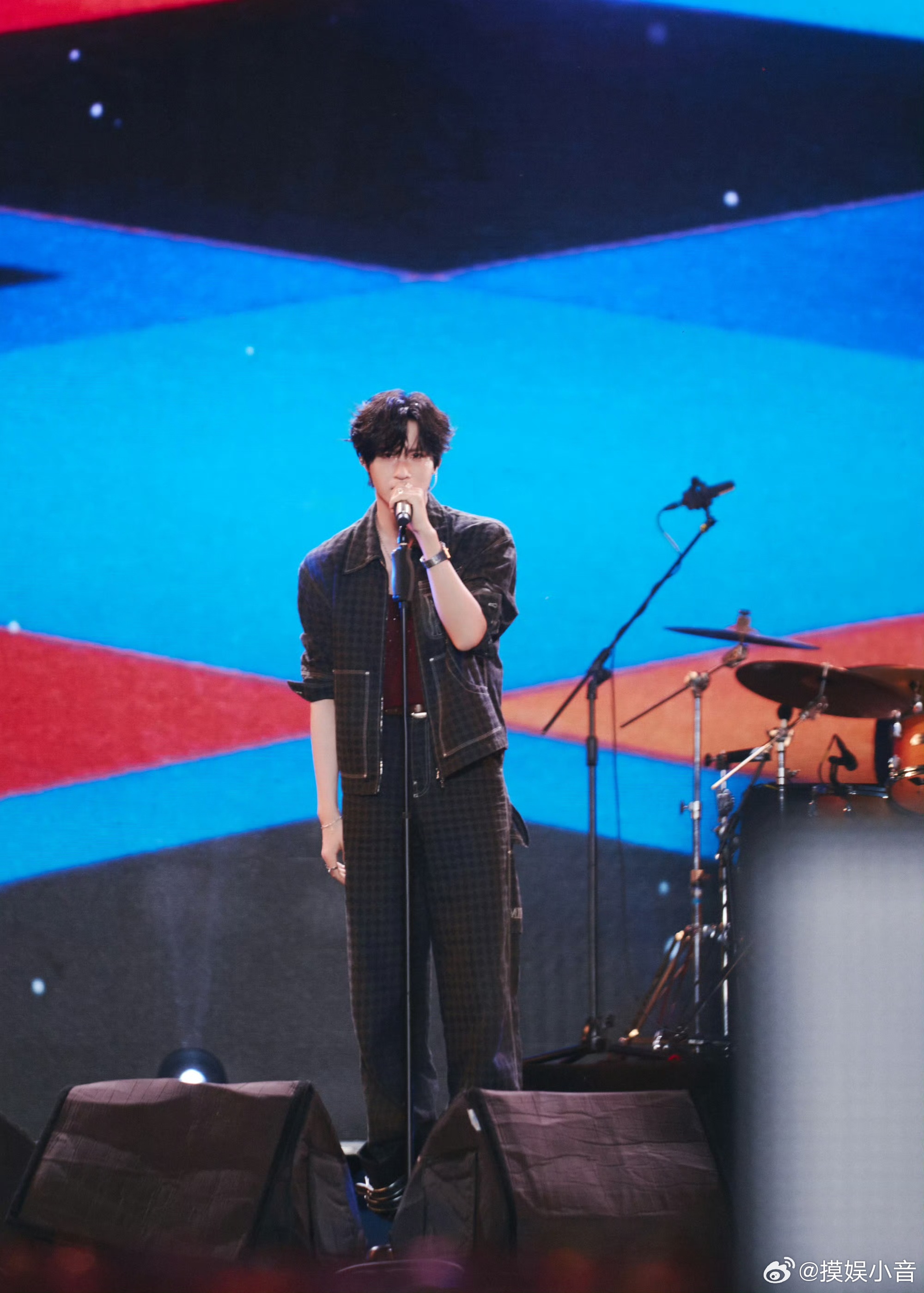 展轩模仿小猫拜拜 别的男明星红毯比帅，展轩红毯比谁更像猫。超级巅峰之夜红毯现场模