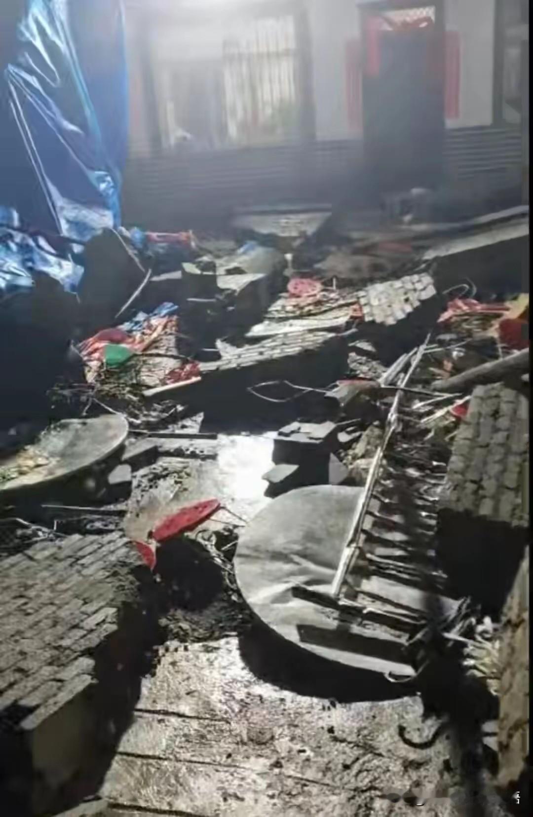 云南省昭通市昭阳区守望乡办白事100多桌，致6人死亡，至今仍有1人未火化，遇难者