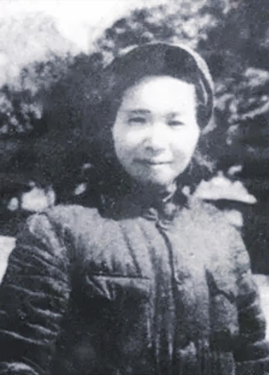 长征路上，一身高不到一米四的女兵背着一个成年男子，翻了整整两座山，23年后，两人