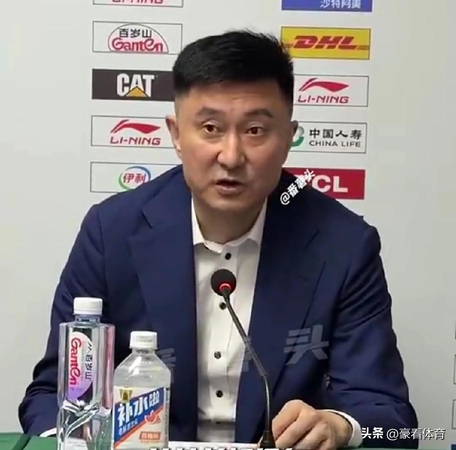 焦泊乔离队真相曝光！知情人：更衣室与杜峰争执。

焦泊乔近期向球队请假，并得到批