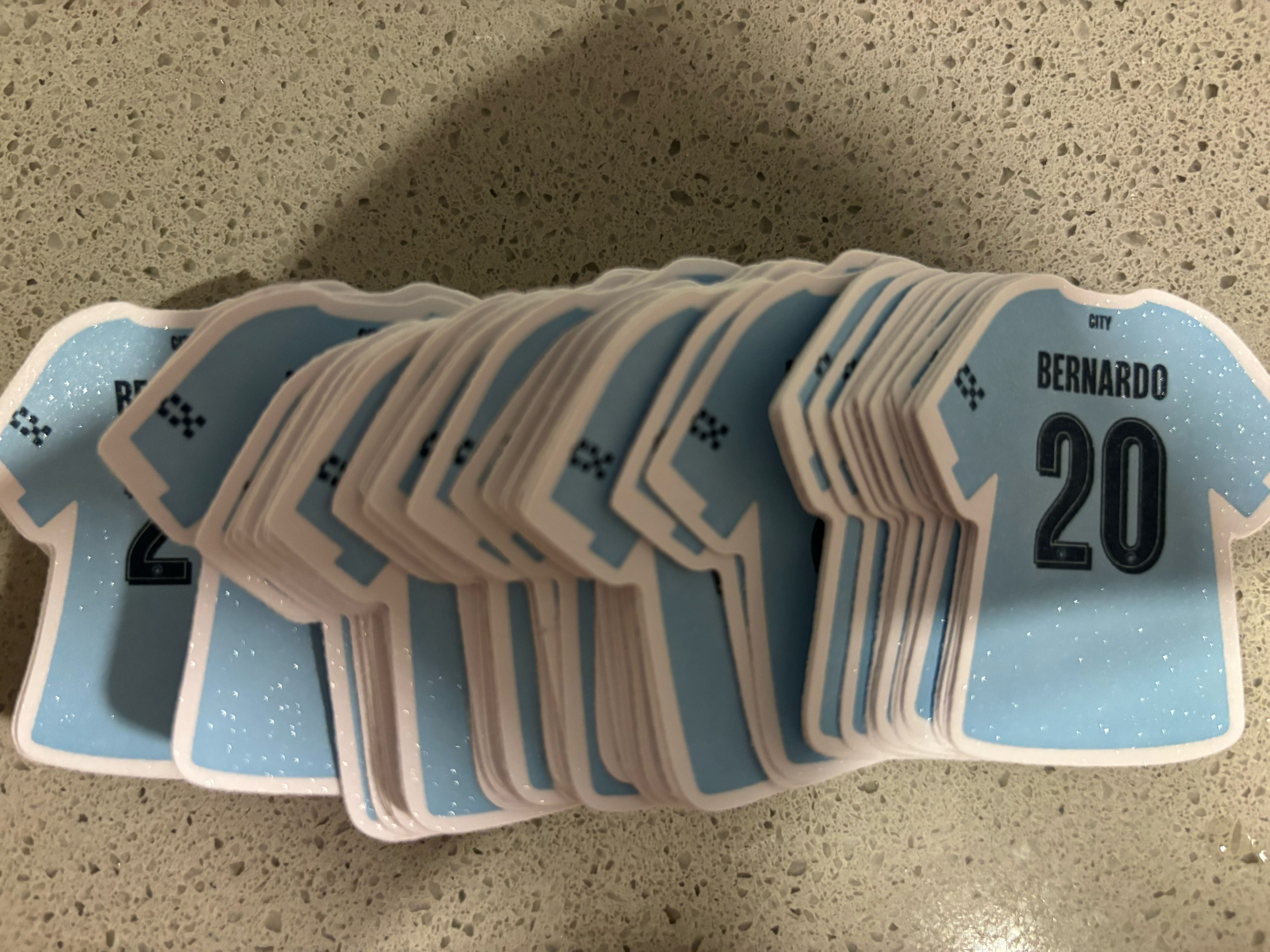 真的很舍不得兔队，为周末我们球迷会的观赛派对准备的伴手礼我还专门做了兔队的球衣贴