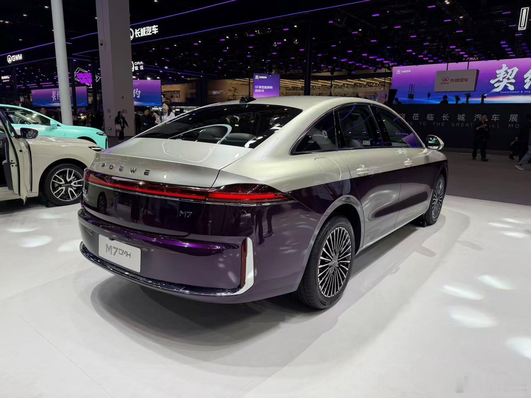 2026北京车展上，荣威M7 DMH双拼色实车格外吸睛。作为上汽荣威旗下家用混动