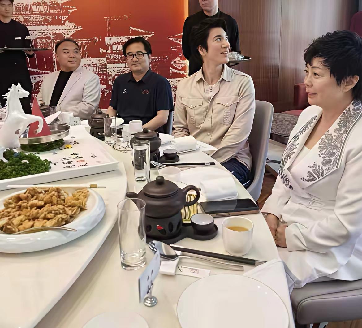 王力宏现身比亚迪高层饭局，身旁全是核心高管。