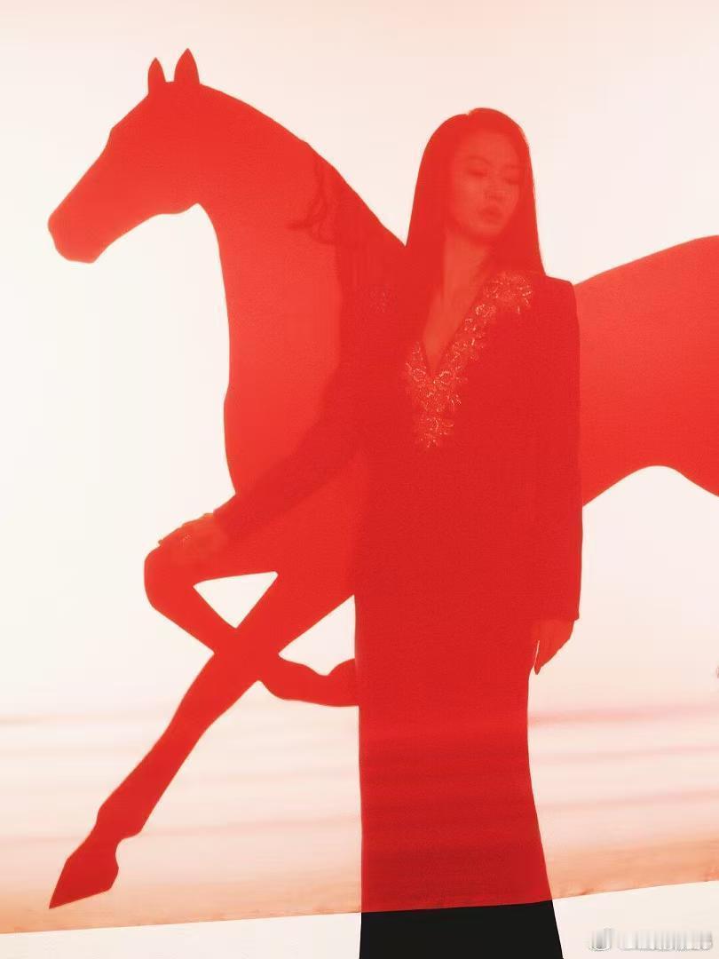 谭维维体态 谁懂啊谭维维的体态有多绝，往那一站就是画报质感，挺拔舒展又不端着。优