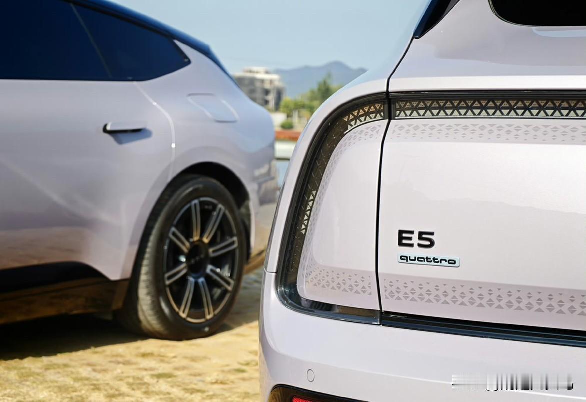 昨天在熟悉的山路上，深度对比了奥迪E5 Sportback后驱和quattro四