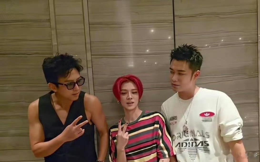 最中间的是鹿晗？怎么变成这样了 