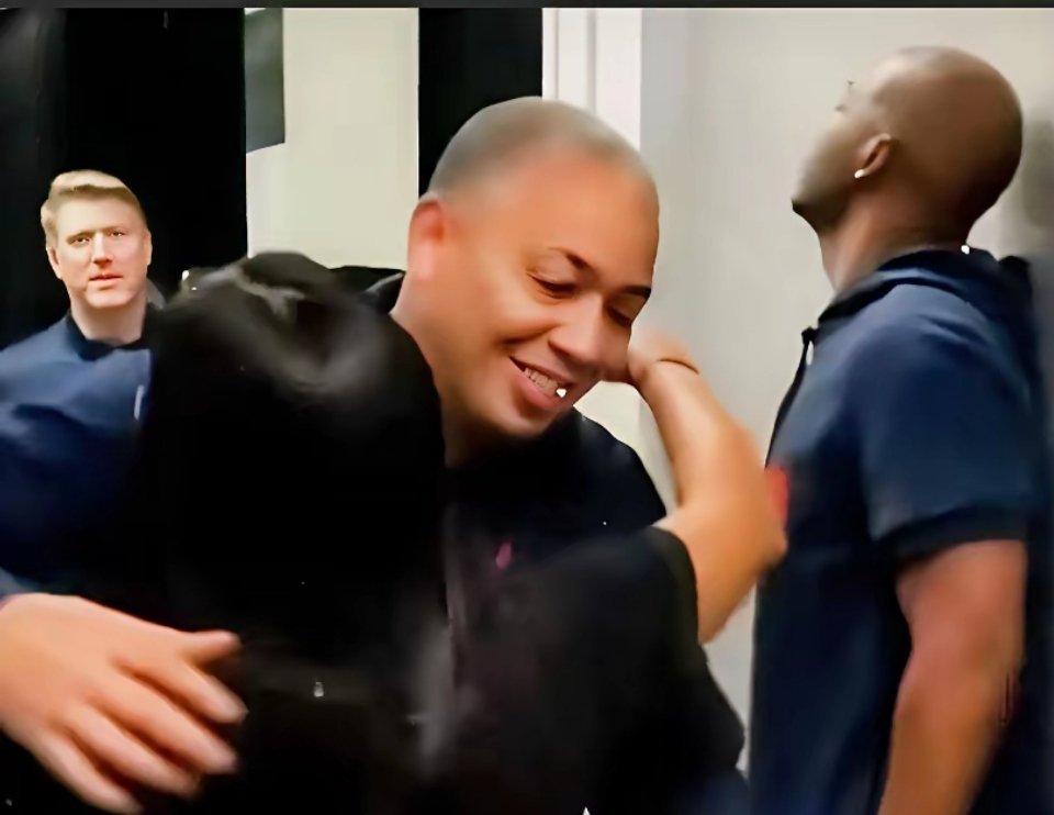 这一幕，让人唏嘘啊，保罗被泰伦卢无视。保罗特意在球员通道等泰伦卢，跟他解释和道歉