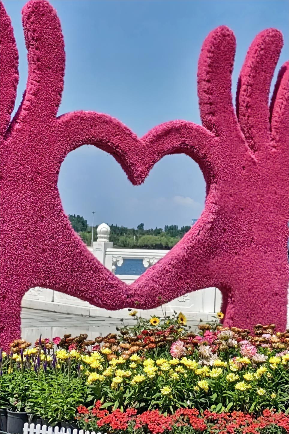 一个炸裂消息在村里传开：“小矬子”的新媳妇跑了！
大家七嘴八舌发表起了看法：
“