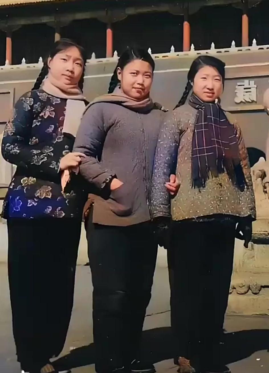 泛黄的老照片，定格了上世纪六十年代的一段美好时光。在天安门城楼前，三位年轻的姐妹