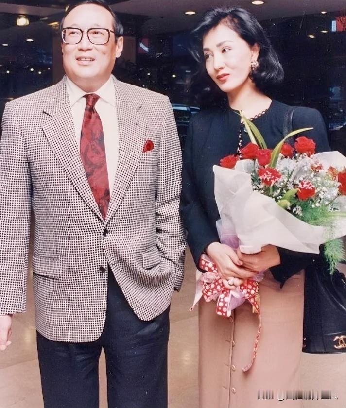 1995年，香港富豪赵世光甩出1000万，要妻子何莉莉签字离婚。何莉莉硬是没收，