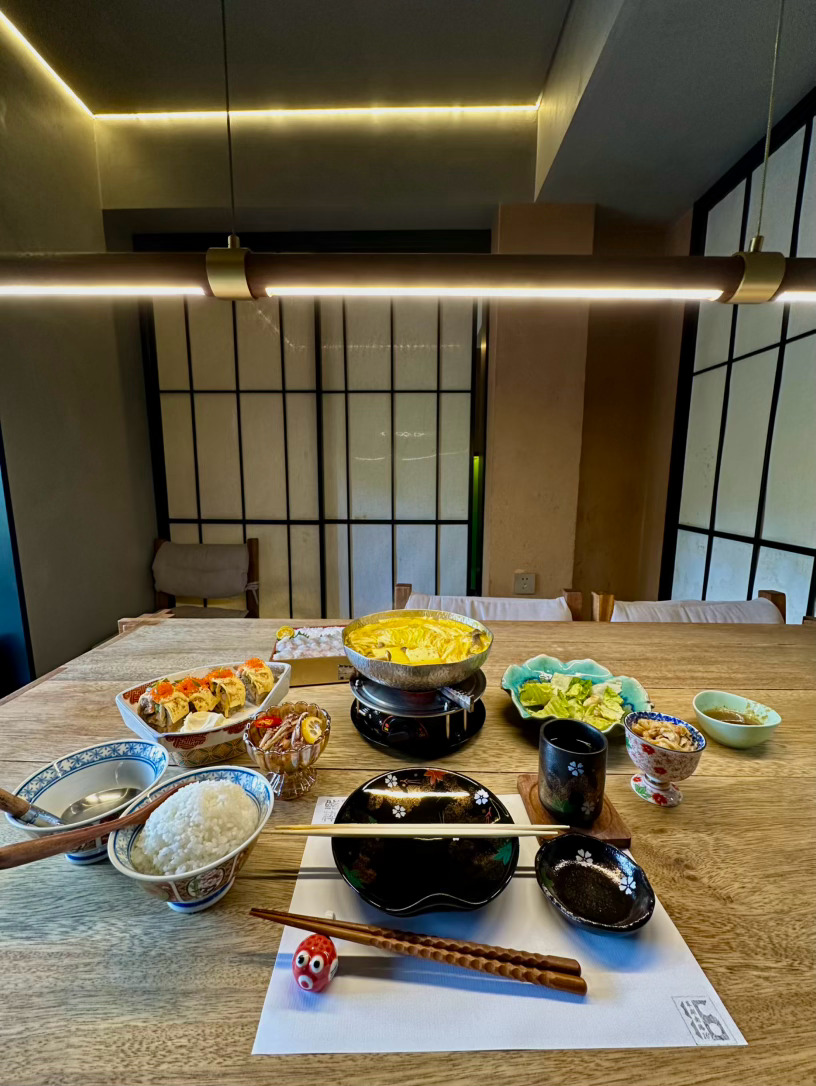 昨晚下了一夜的雨今天又是大晴天 🌞舒服的风吹的胃口超级好 对着翠湖美景吃河豚午
