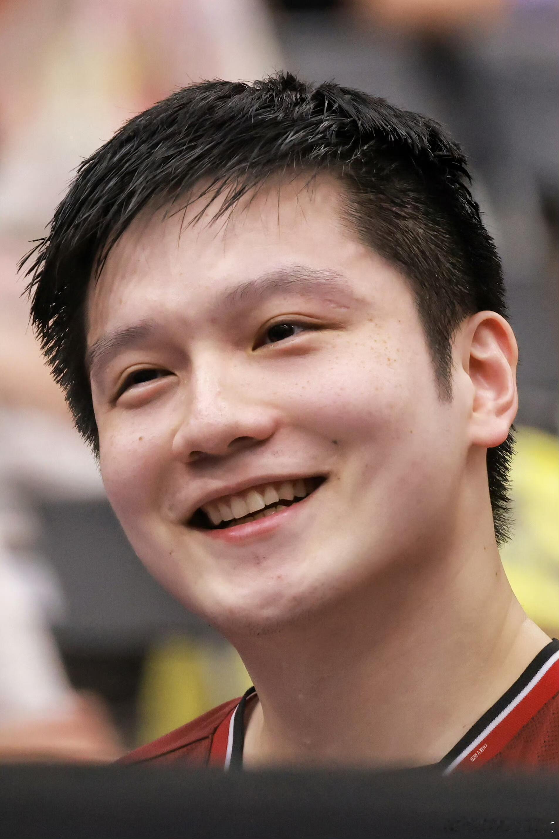 东哥这组照片太有氛围感了！记录樊振东下班快乐的一天！ 