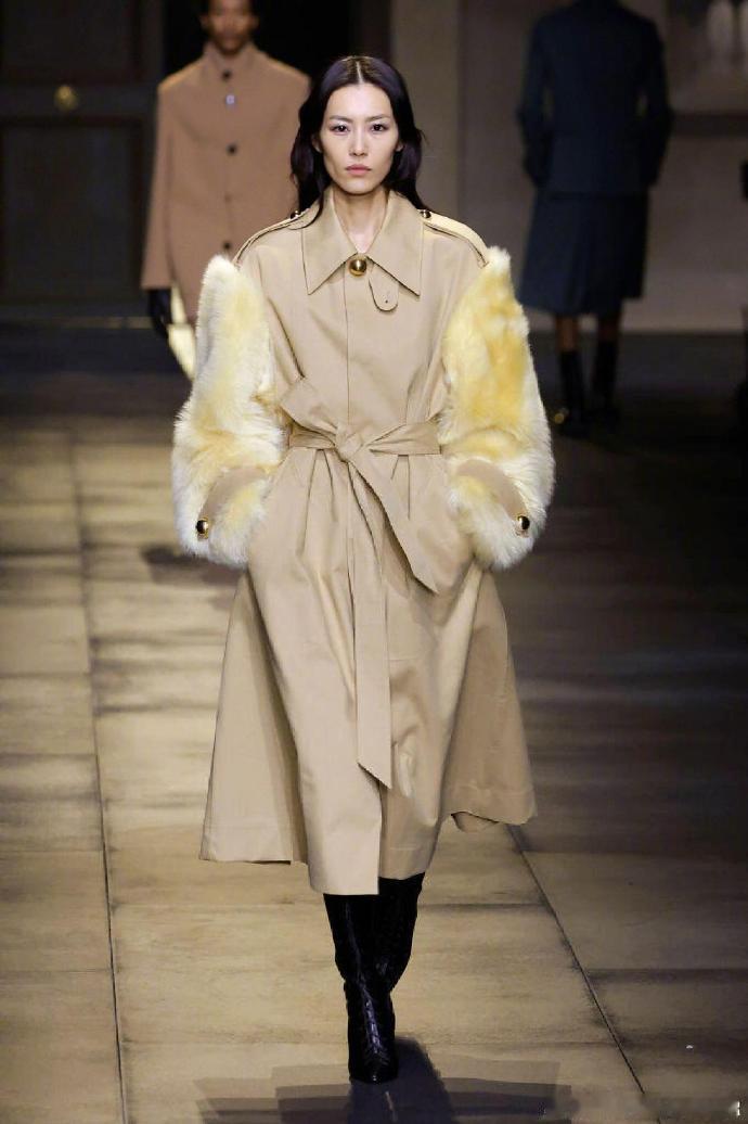 #美学前沿#AMI F/W 2024｜刘雯首场霸气开走！身穿利落风衣➕皮草登场，