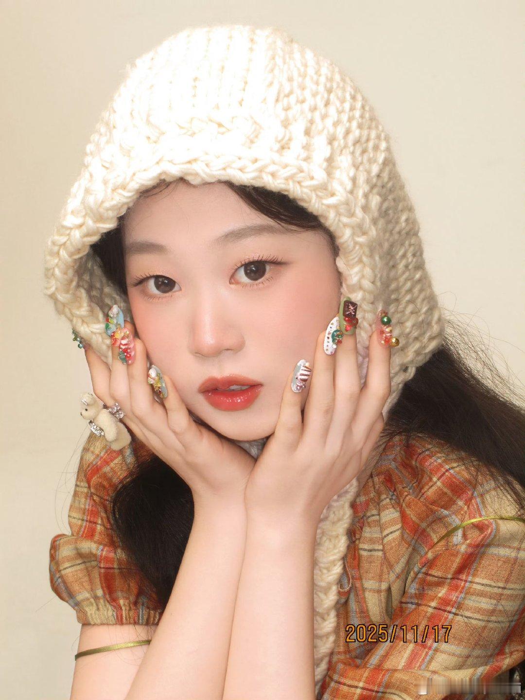 王亚飞给沈佳润化的果冻甜妹妆沈佳润果冻甜妹妆 清透底妆像裹了层水光果冻，甜妹感藏