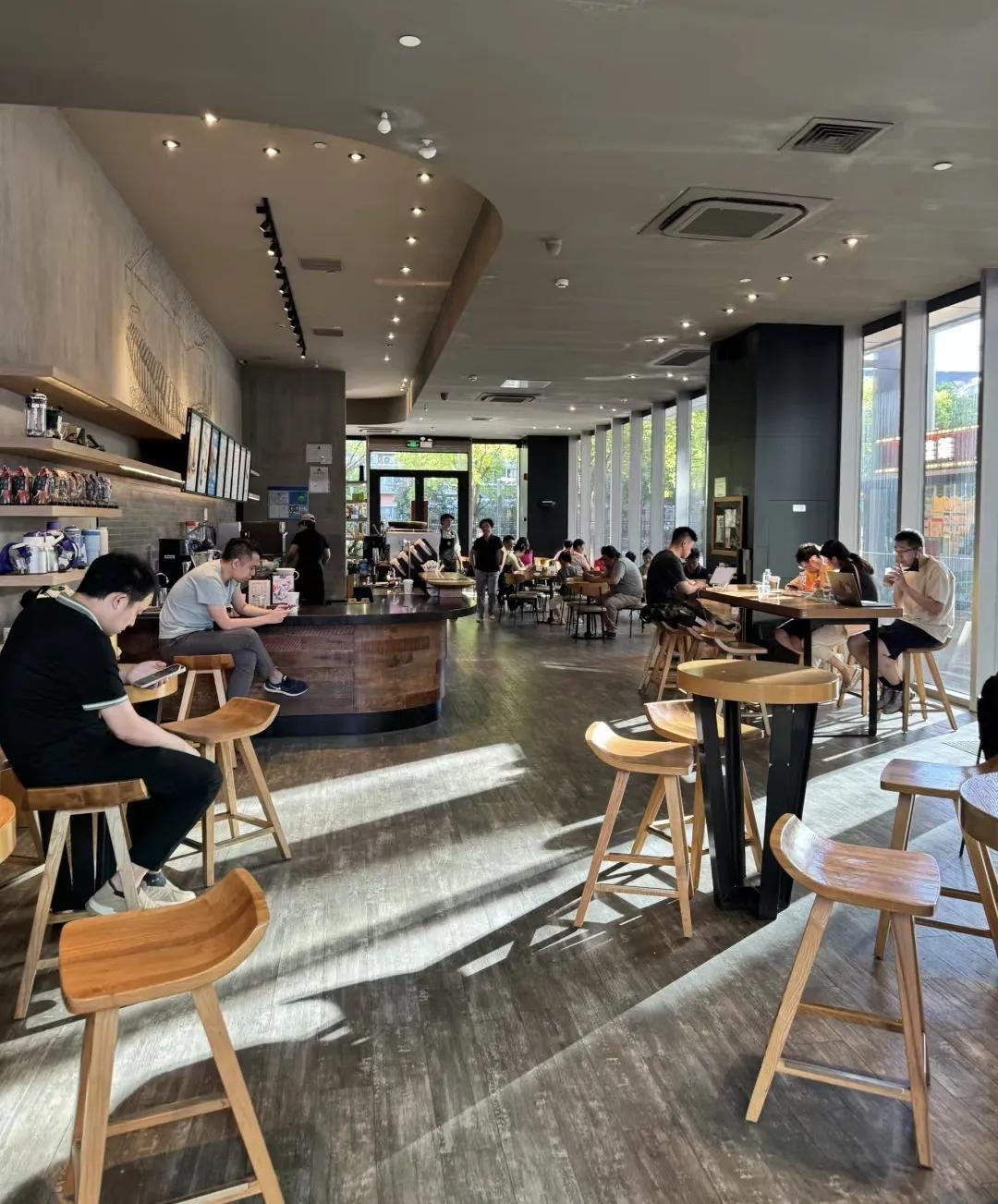 走进很多家咖啡店，你会发现一个有趣的现象：
1，出租车司机们，他们可能更倾向于快