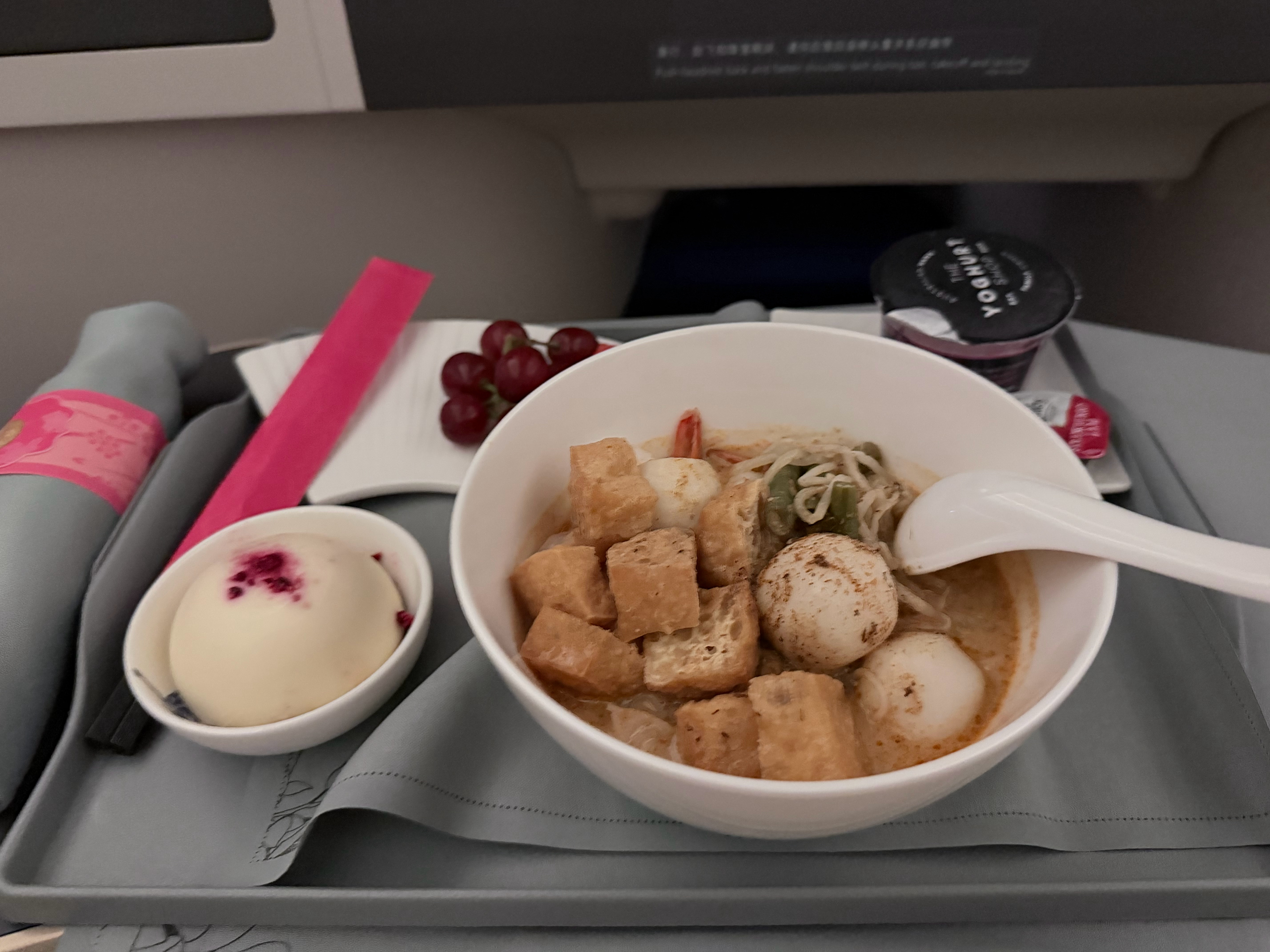 吃碗叻沙回家了 南航这个预制面还蛮有说法的 汤还挺好喝的 就是面太软了 