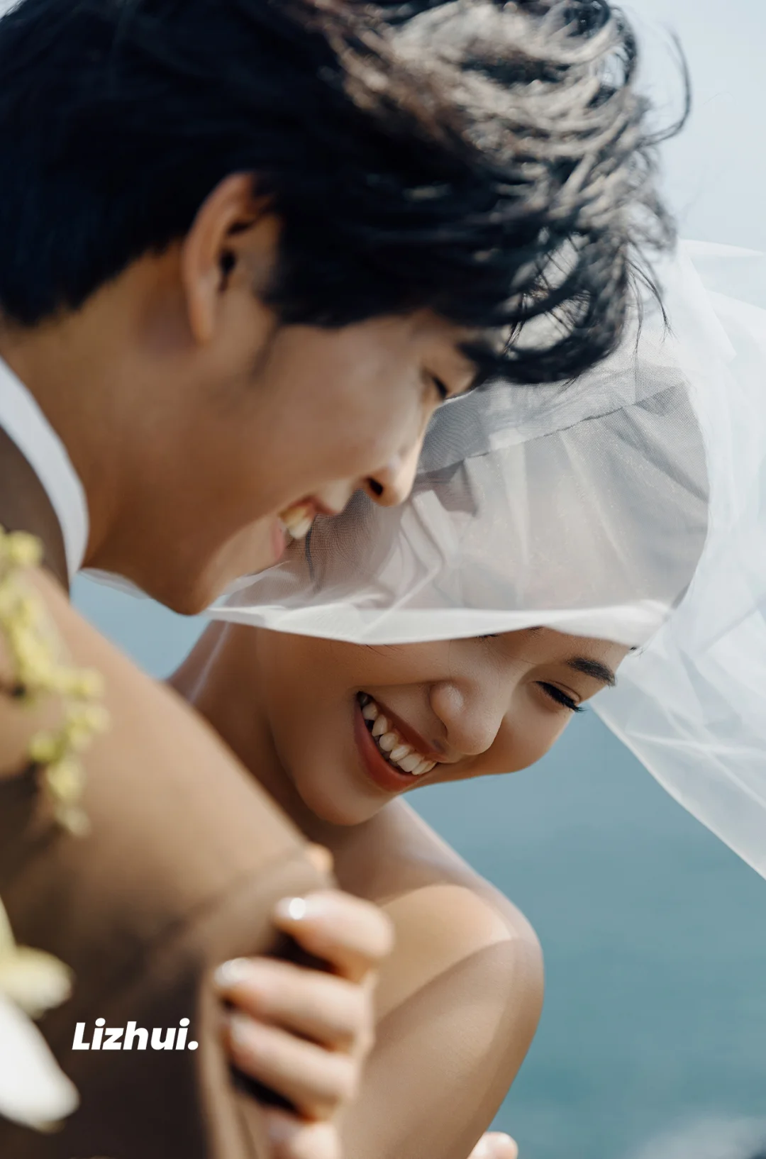 海边婚纱照也太出片啦！快帮忙选选封面