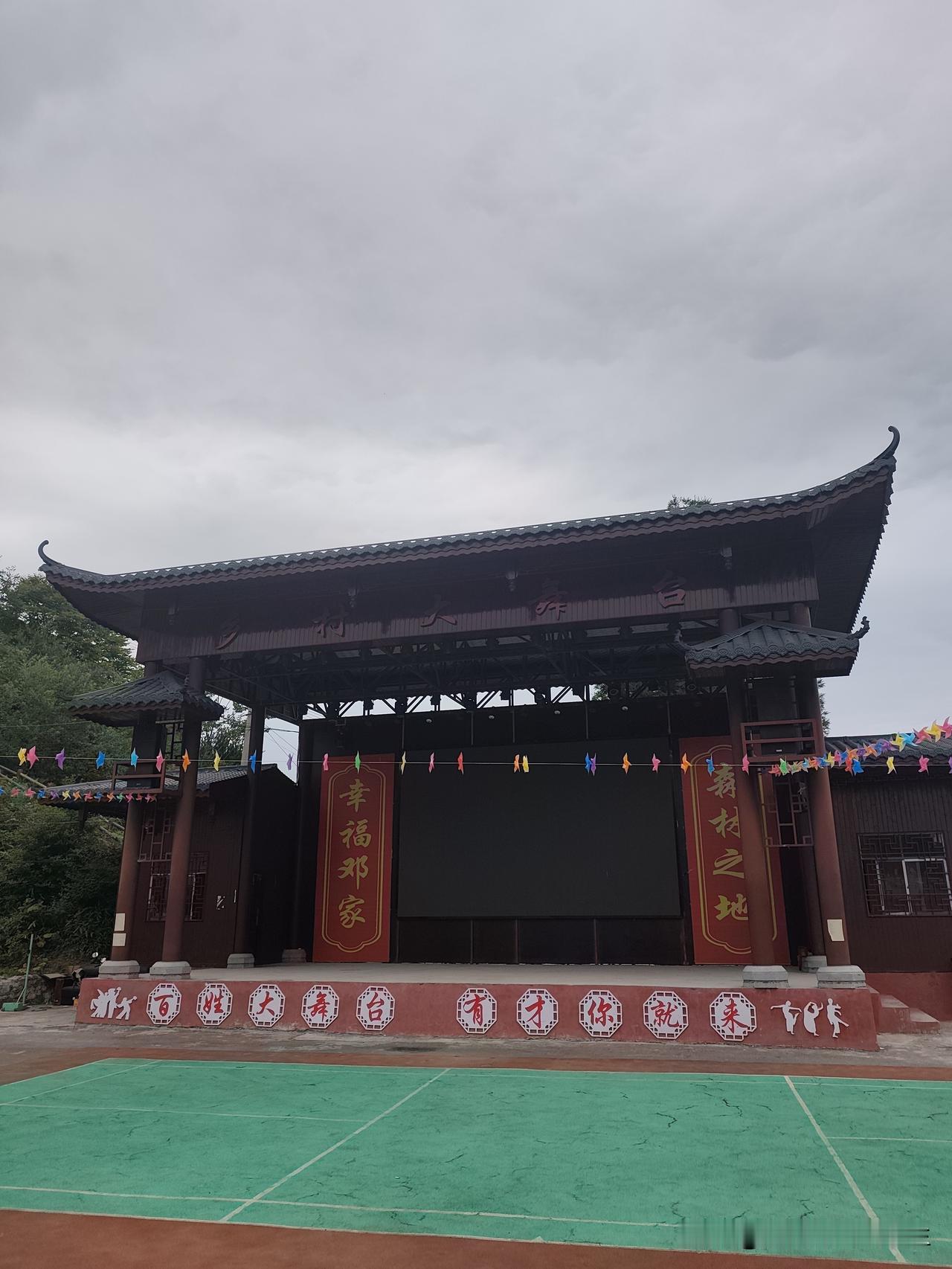 楂树坪距离巫山一步之遥，避暑价格有几何?
今天从青岗坪村二组到建始县著名的避暑胜