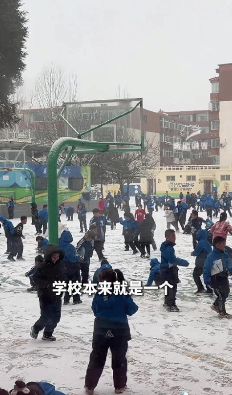 内蒙古包头迎来了第一场雪，一所学校的校长站在讲台上发话时，意外遭到学生们的“围攻