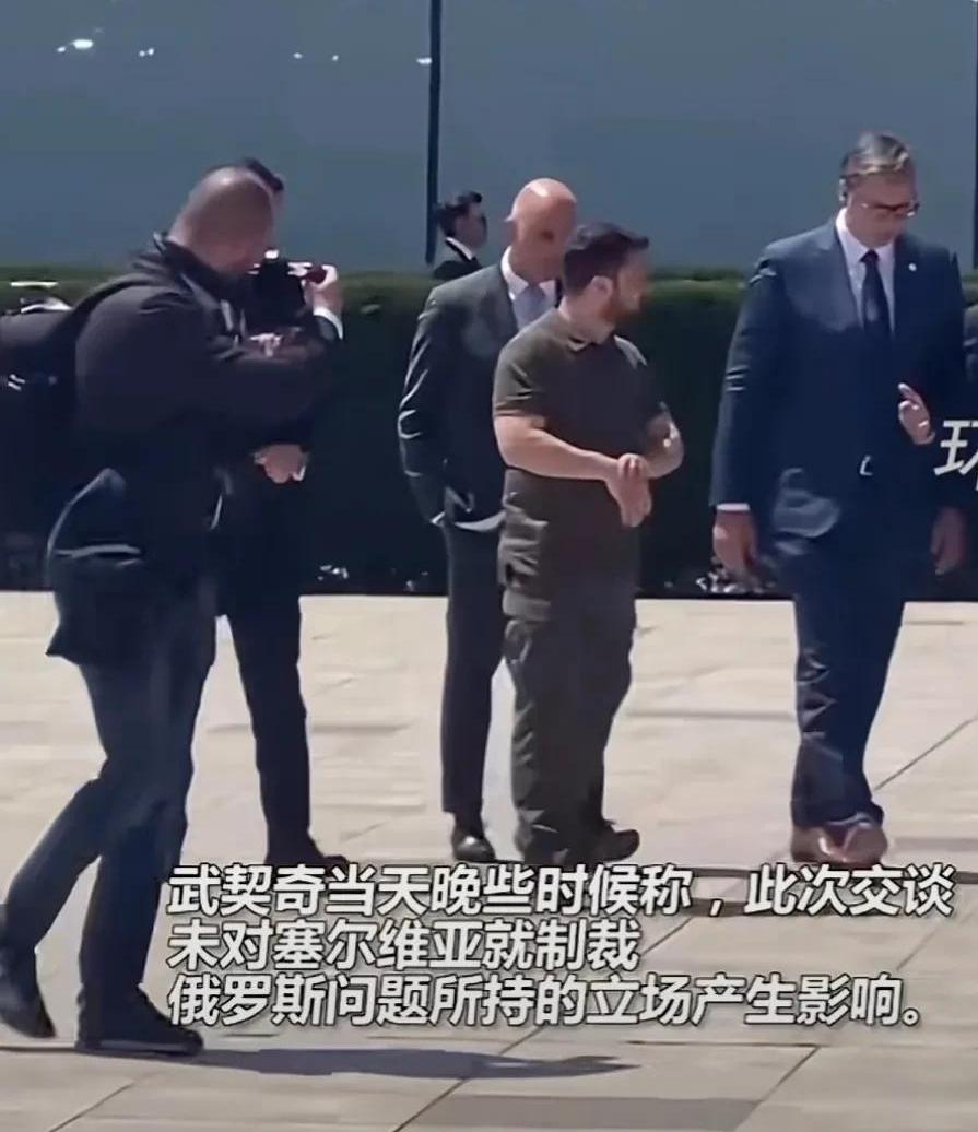 连泽斯基站在武契奇身旁，他被衬得很矮。武契奇真高，高富帅一枚。