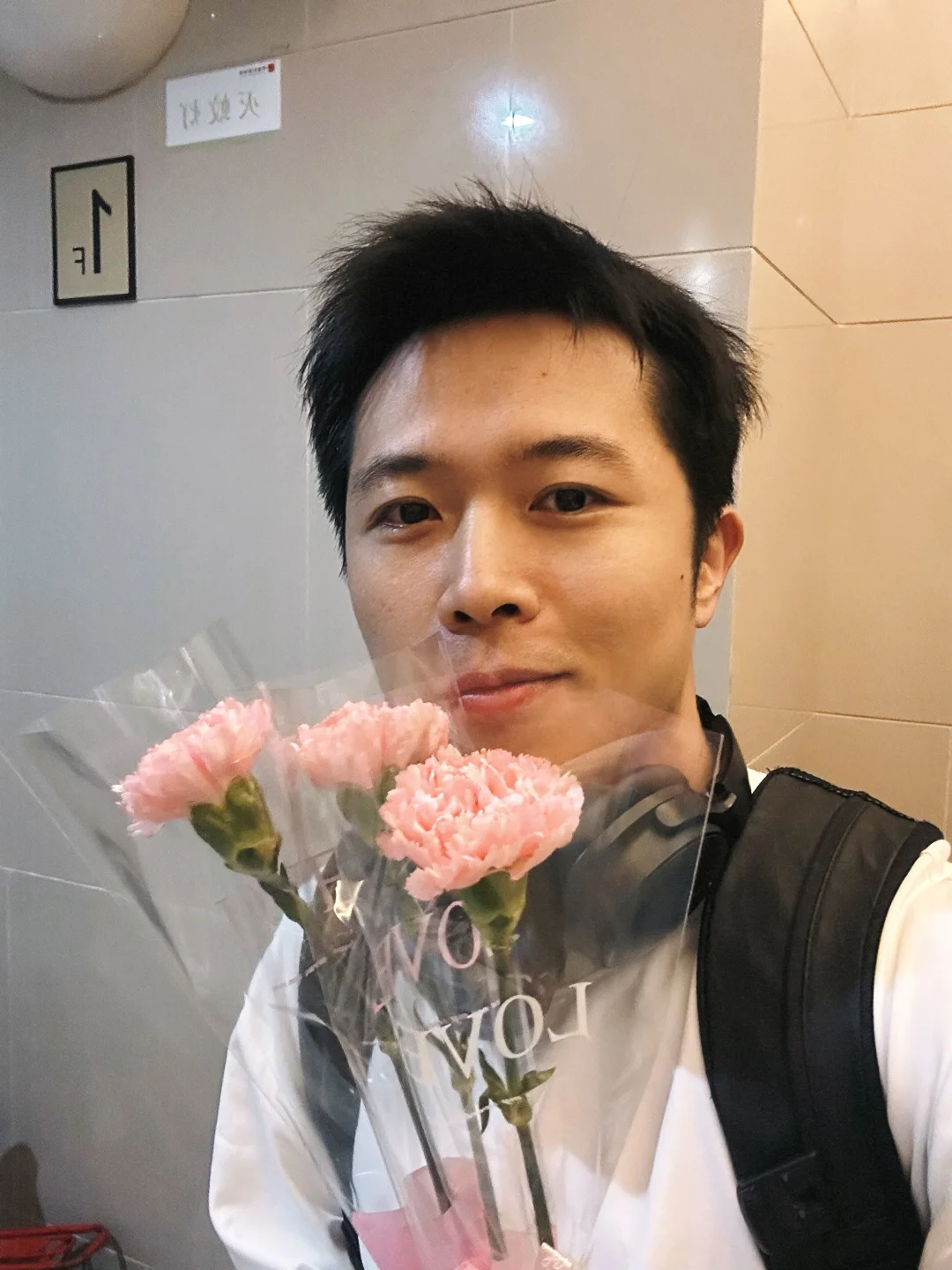 母亲节｜在地铁口和小女孩买了一束花