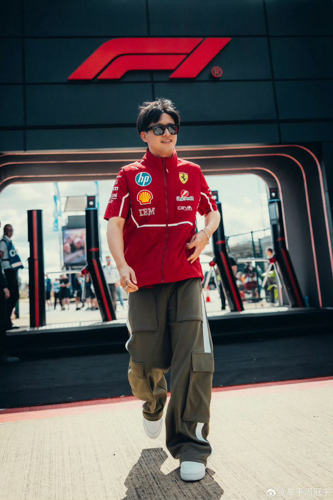 周冠宇随法拉利征战F1英国站当年英国银石站，让全世界车迷都屏住了呼吸，小周的英国