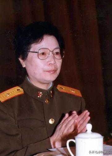 1962年广州一场婚礼，五位开国元帅坐镇，上百将军到场。新娘是世界首位女中将，新