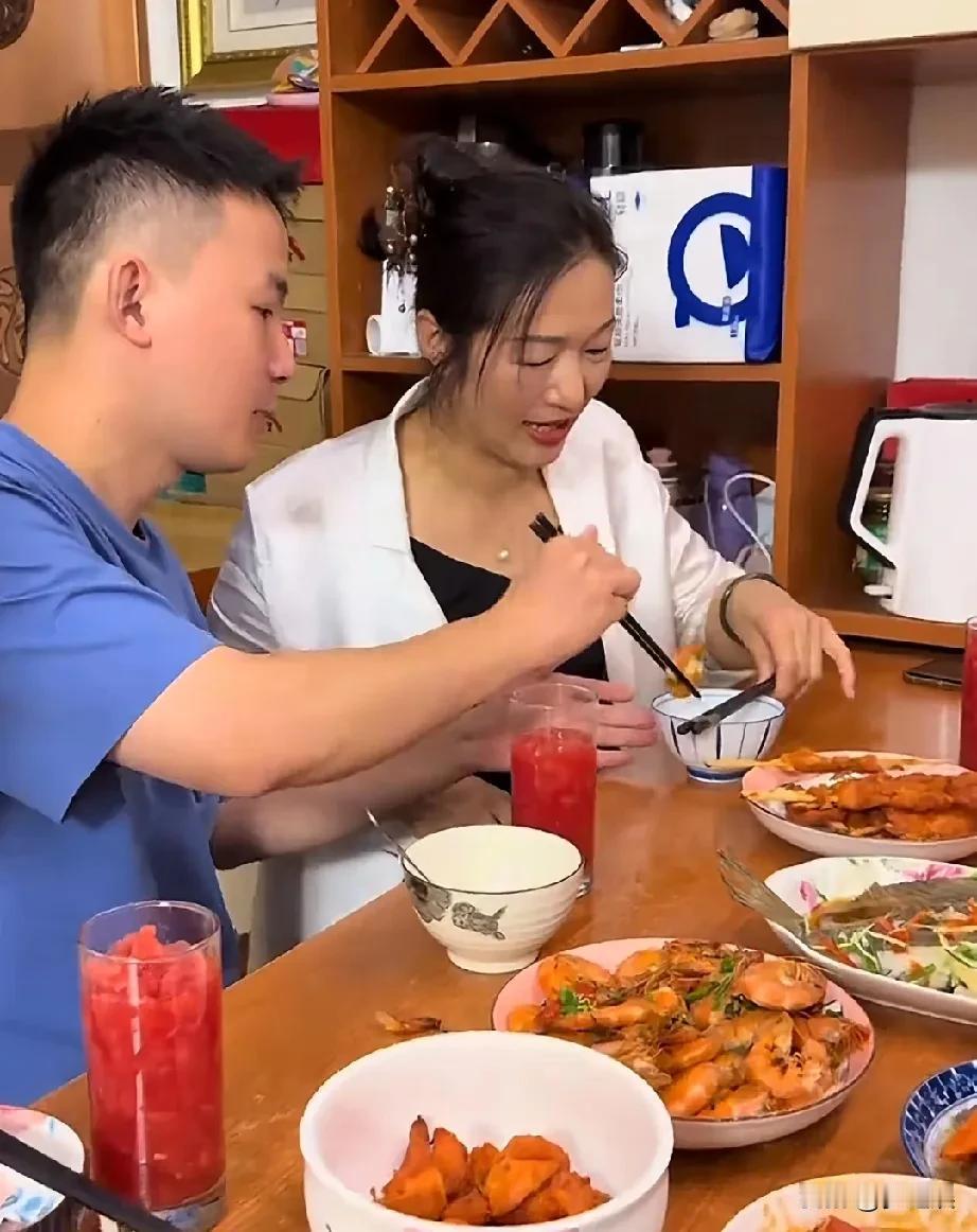 谢浩男给妈妈夹第一口菜，很懂事的孩子，妹妹们看着哥哥不吃饭也是开心的，一家人跟做