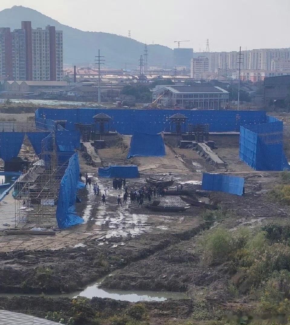 拍了一个多月，还在水里，看来这部戏大部分发生在水边了，省了置景费，可以后期p图了