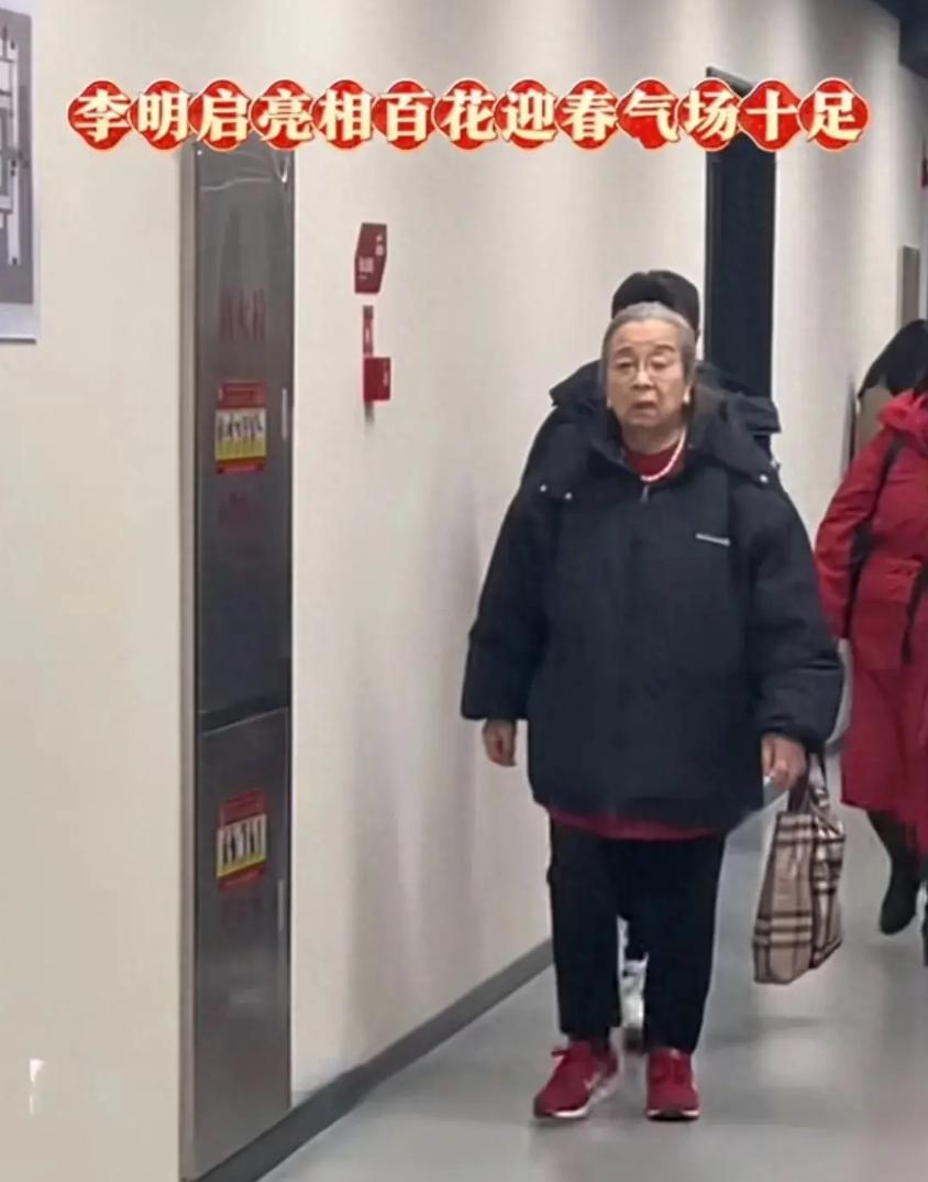 87岁李明启晚会彩排！满头白发，老到认不出，在我国娱乐圈，有一位特别的老艺术家，