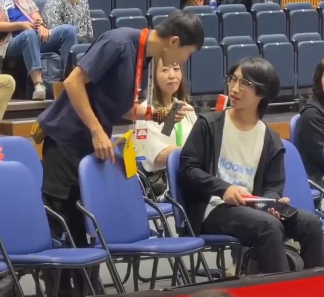 日本名古屋亚运会赛场，记住这两个人，一名中国台湾的青年试图拿出被禁止的旗帜，一名