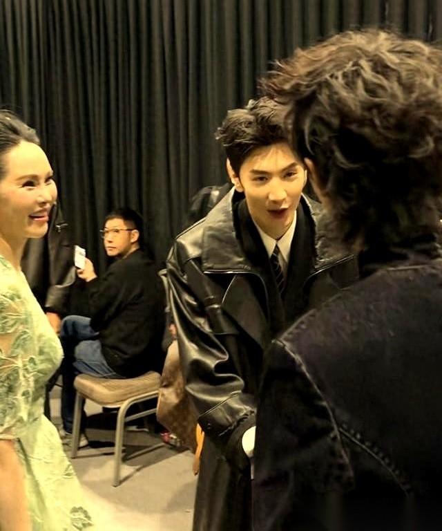 说句扎心的大实话，这世上最好的入场券，就是你妈是伊能静。
看VOGUE盛典那个视