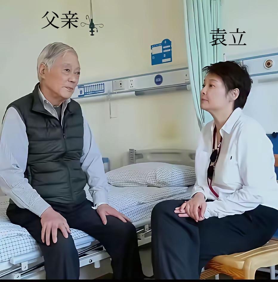 她陪护在父亲身边，
细心照料，
这份父女情很温馨。照顾卧床父亲