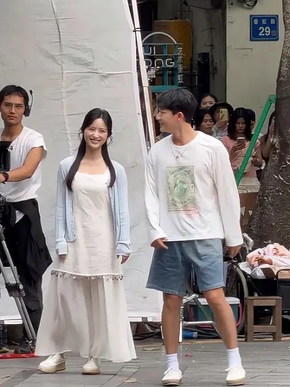 张晚意眼睛这么小吗？好难看啊 