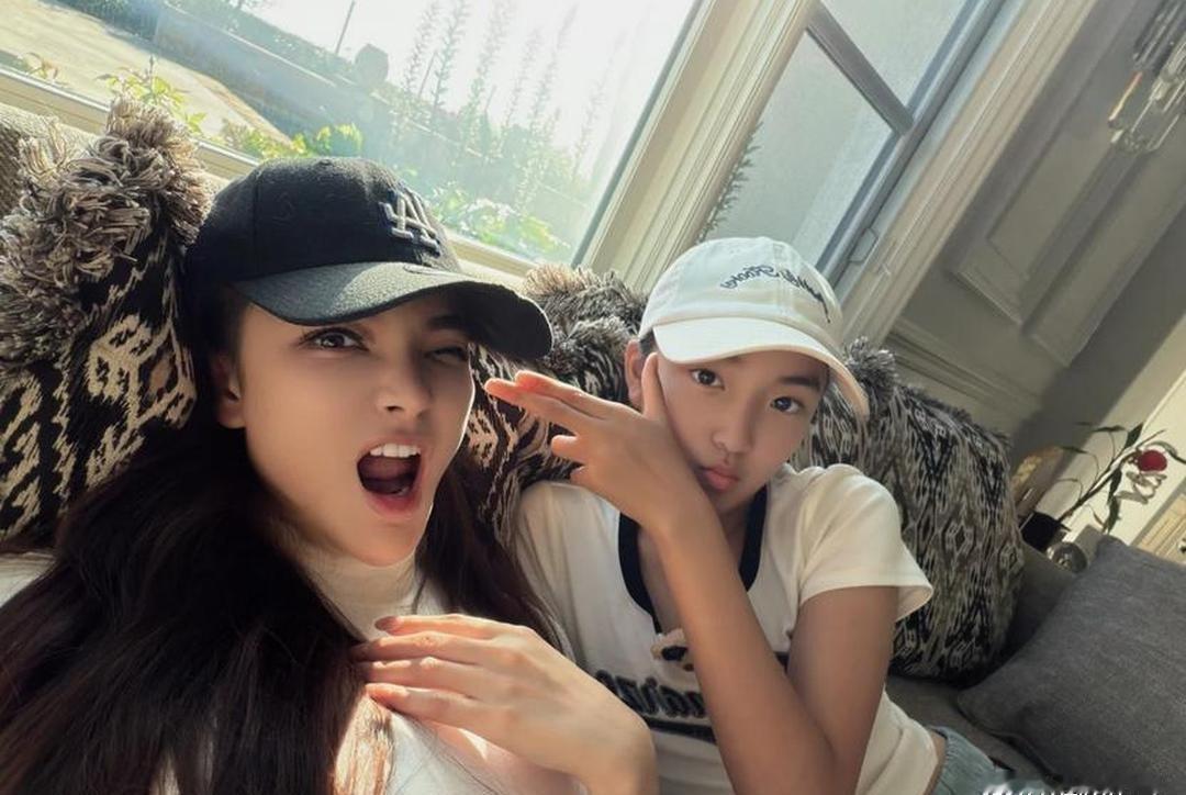 刘雨欣晒出和女儿的合照‌﻿，小姑娘跟她长得太像⁠‎了！ ​​​