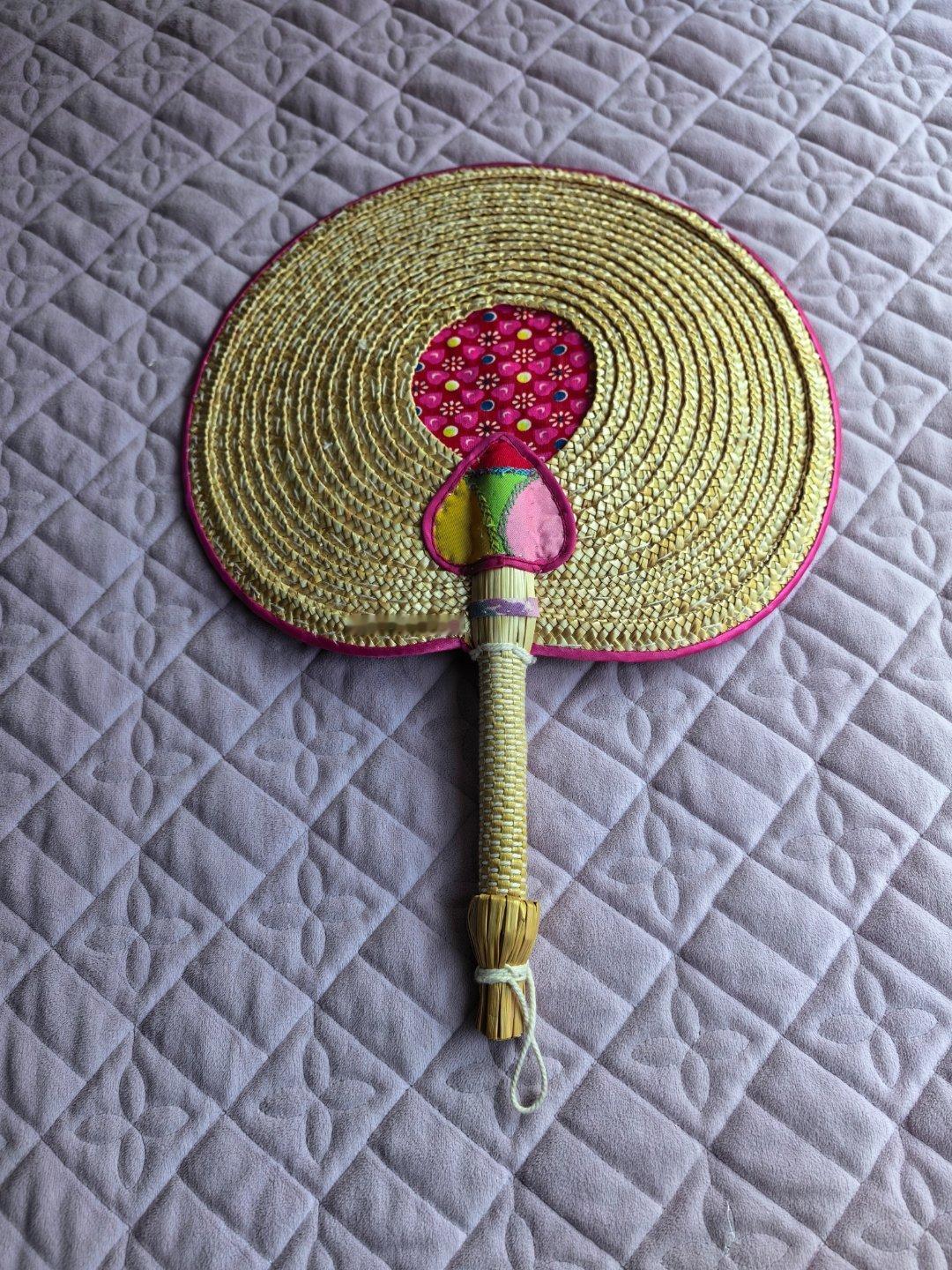 找出了多年前我姨拿麦秸秆做的小蒲扇，看来我保存的还不错 