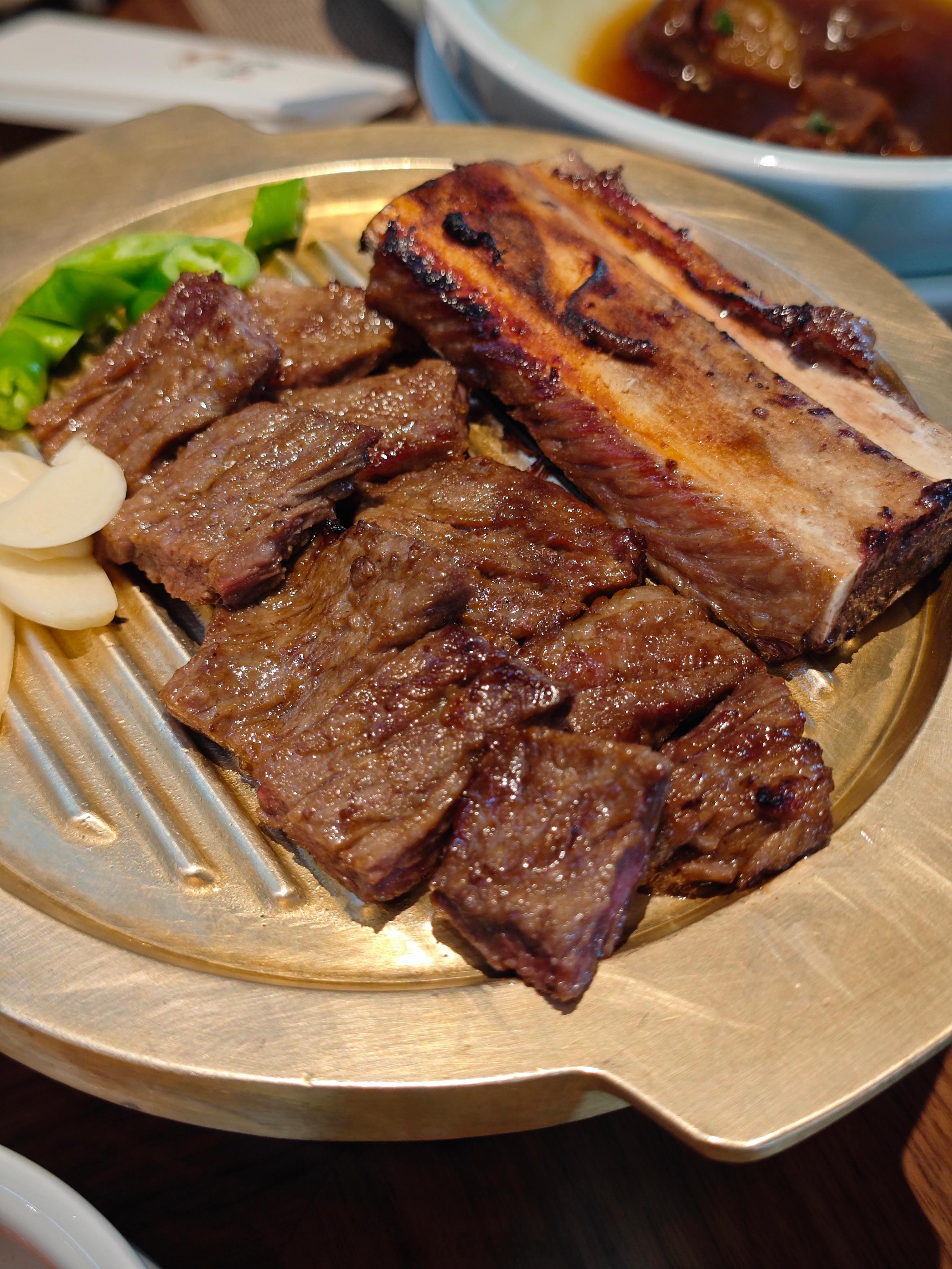韩式烤肉有一个非常稳定的特点：每一盘都刚好吃到你觉得好吃，然后就没得吃了。想吃爽