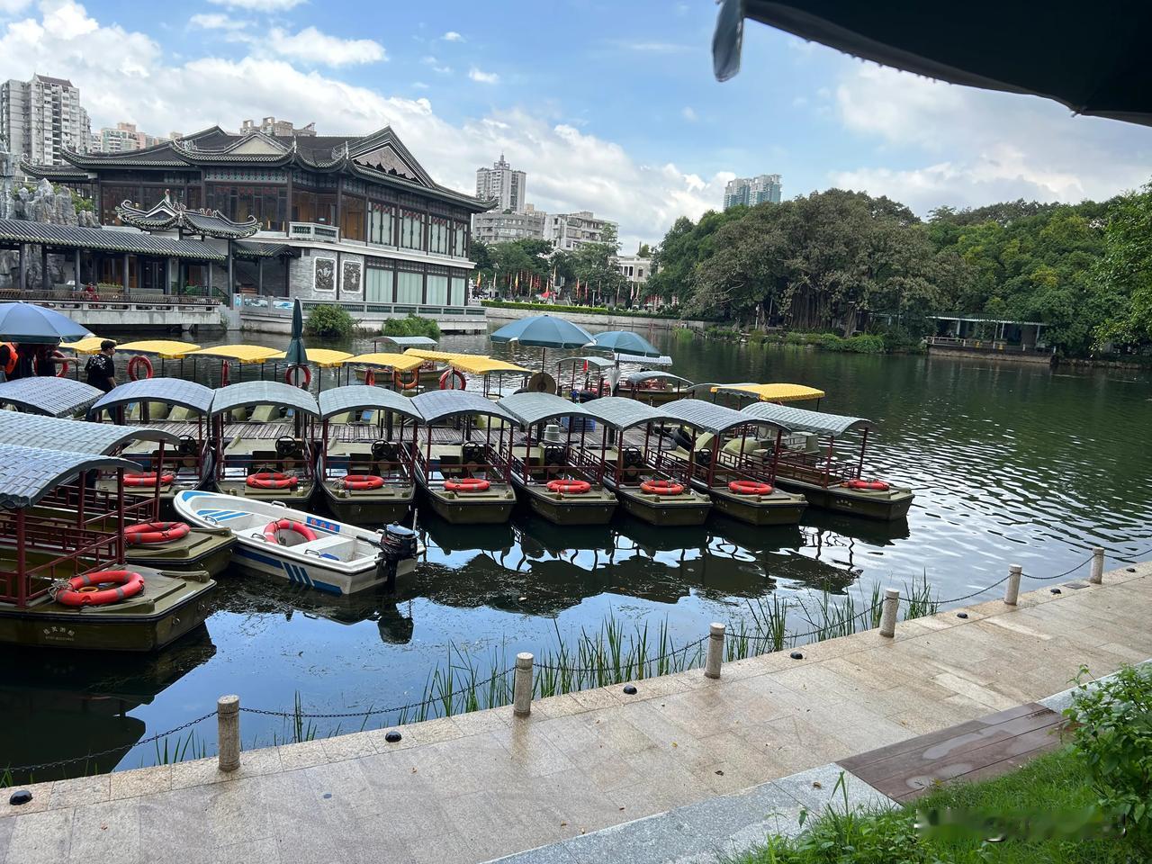 #下联：夏水似玉流无声#
上联：春雨润物贵如油，
下联：夏水似玉流无声。
