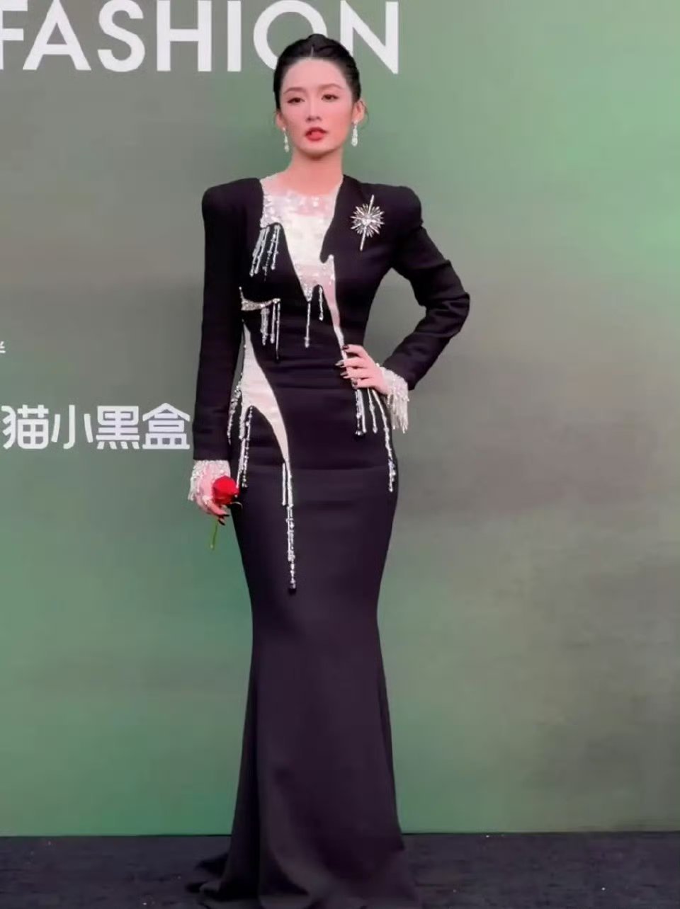 李沁每次参加活动，穿的都像来当主持人的 ​​​