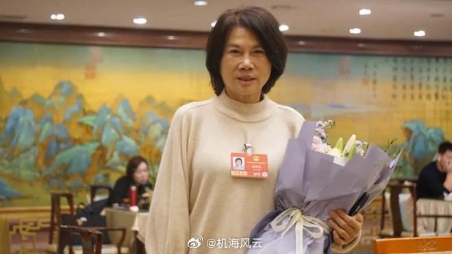 董明珠：我都不怕被AI取代，你们年轻人怕个啥？