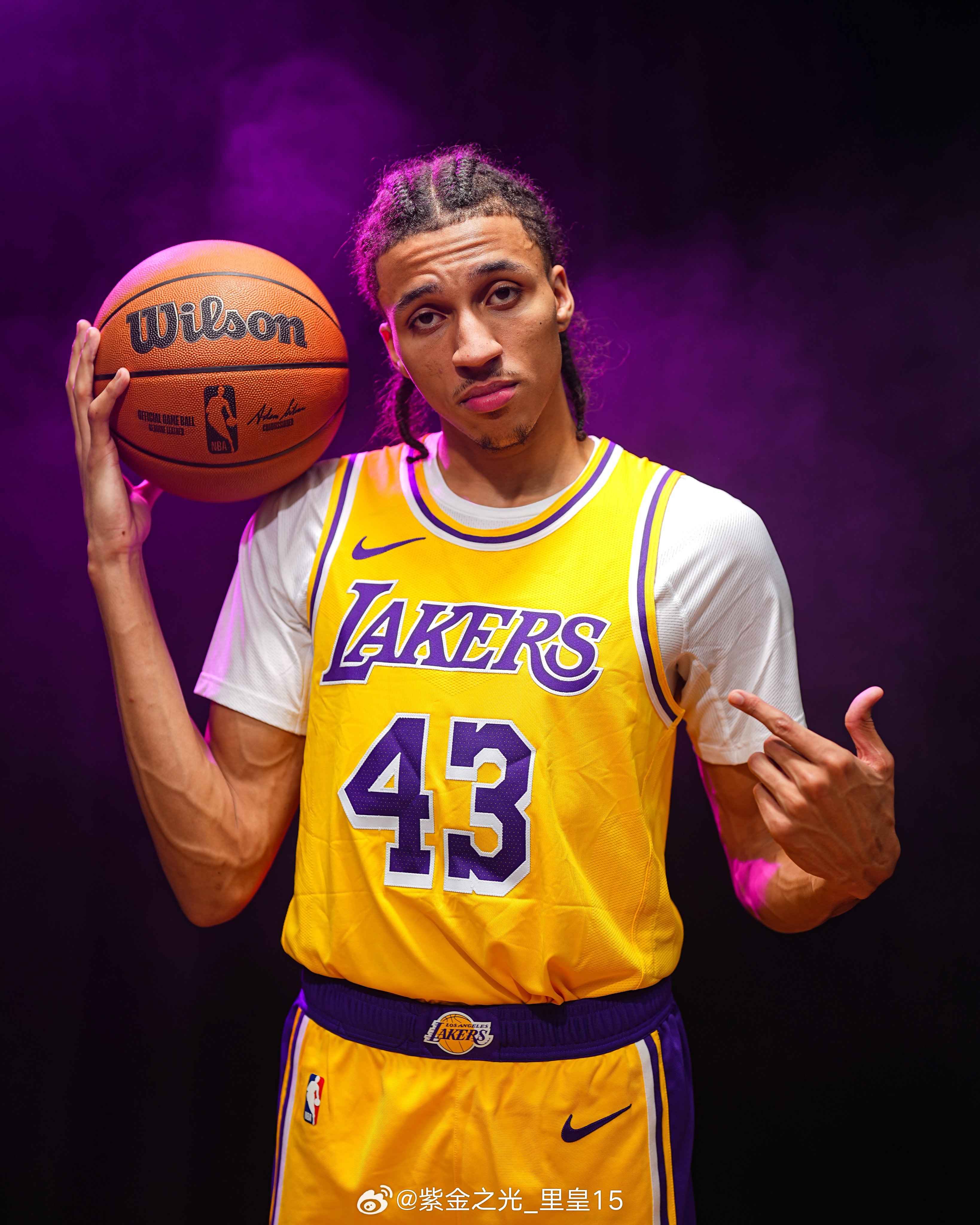 24号新秀顺位在 NBA 新秀摄影棚拍摄中身穿新湖人队服 📸洛杉矶湖人