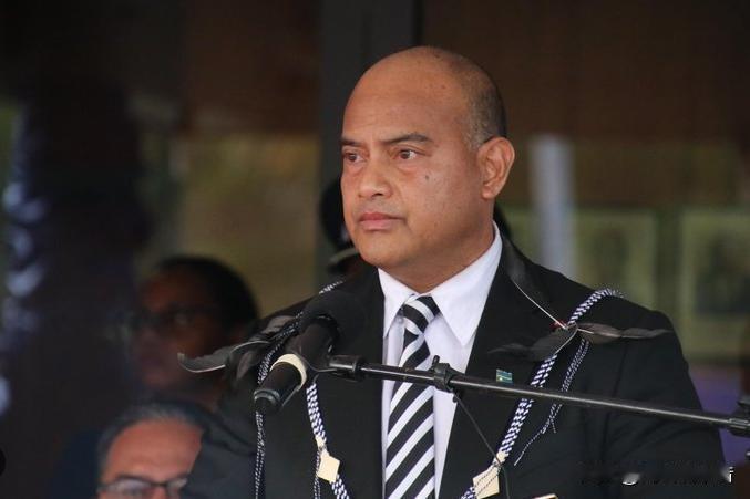 瑙鲁总统带女回江门过年，
血脉亲情太暖了。

瑙鲁总统阿迪昂带着女儿专程飞到广州