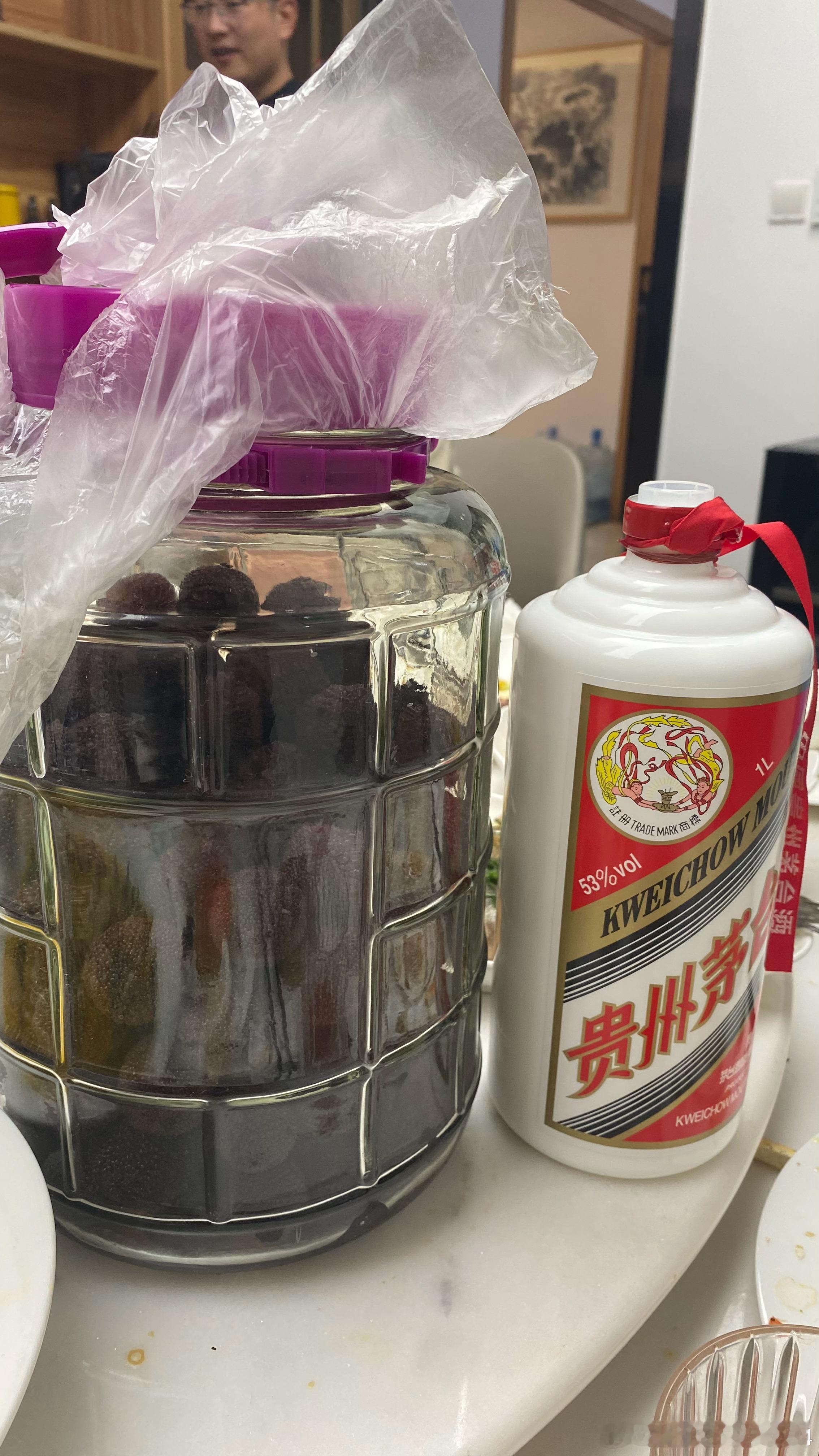 老兄弟聚会，感觉杨梅酒比飞天好喝。