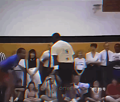 乔丹跟詹姆斯超级好看的胯下运球！
图1:篮球之神乔丹这个倒退胯下运球很少见，摆脱