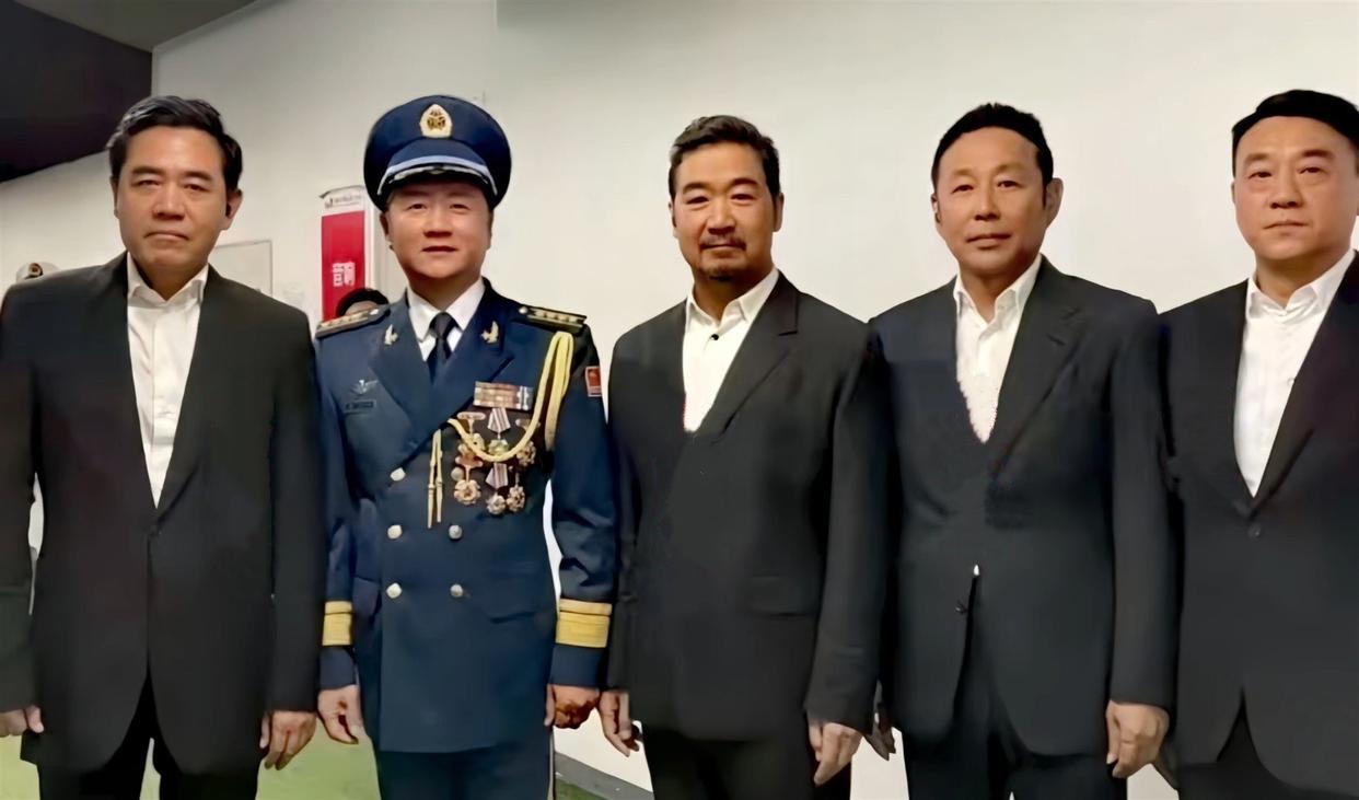 这张5人合照，我只认出了须发浓密的张国立，两颧略高的陈道明，目光沉和的陈宝国，那