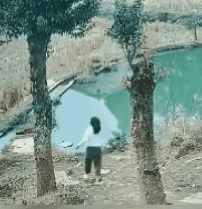 14岁女孩被家长说两句玩手机的事，
竟直奔池塘跳下去，
万幸邻居及时相救才没出事