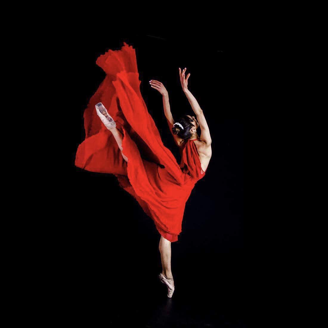 【活到老，学到老】
70多岁的陈淑如同学来工作室，想给舞者加个倒影。传统修图步骤