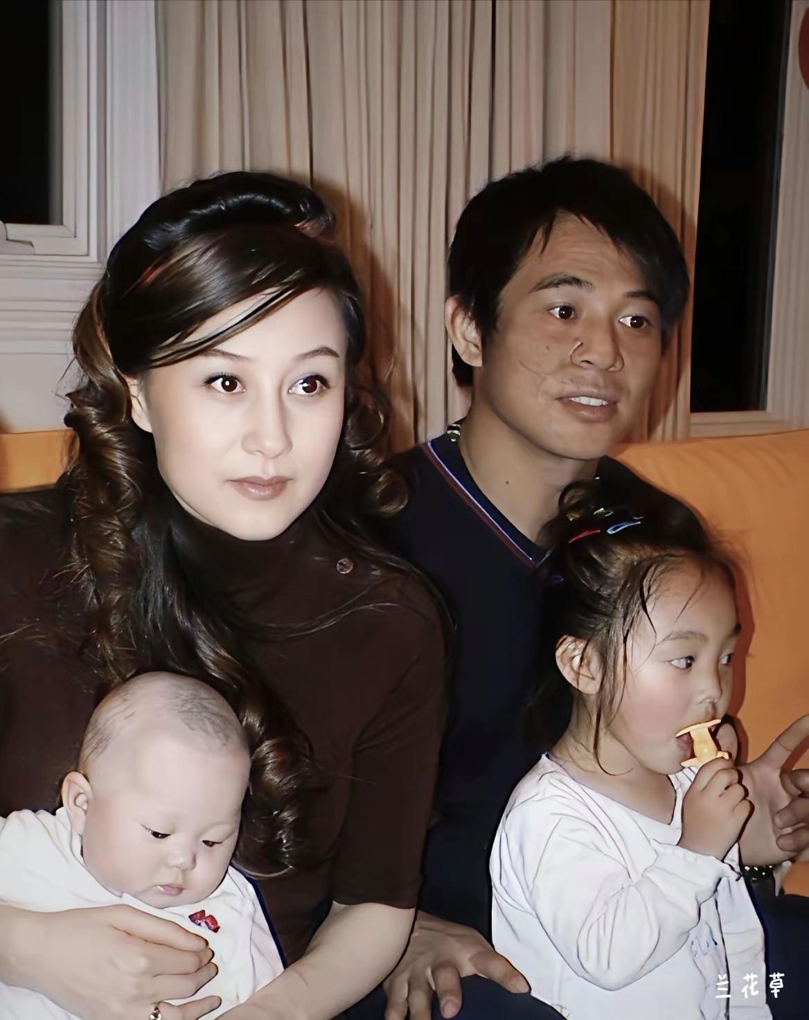 第一次看到这张李连杰和利智及两个孩子的全家福照片。  
利智脸上光洁美丽，然而，